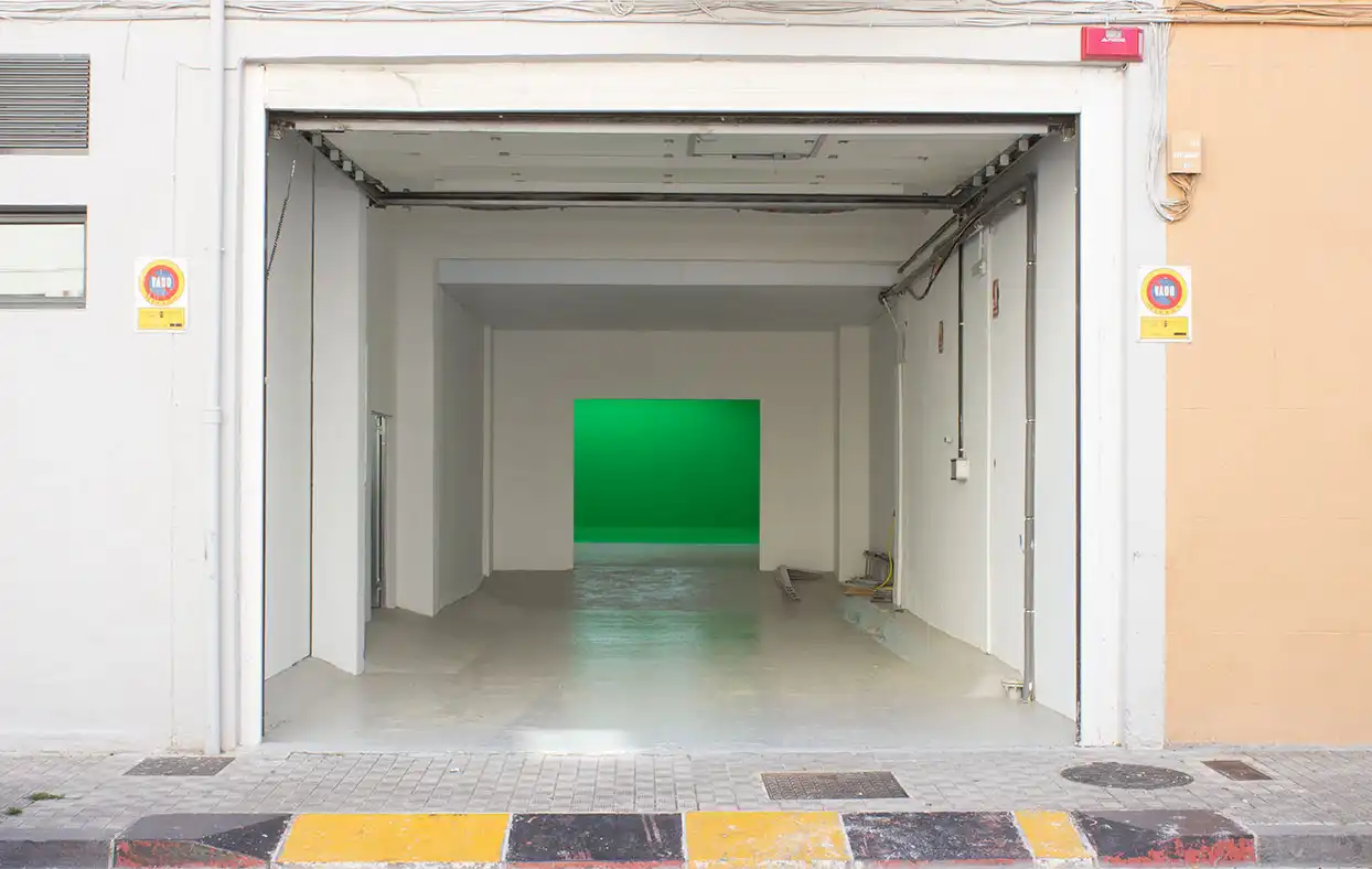 Garaje desde la calle con acceso directo al plató croma de Pamplona